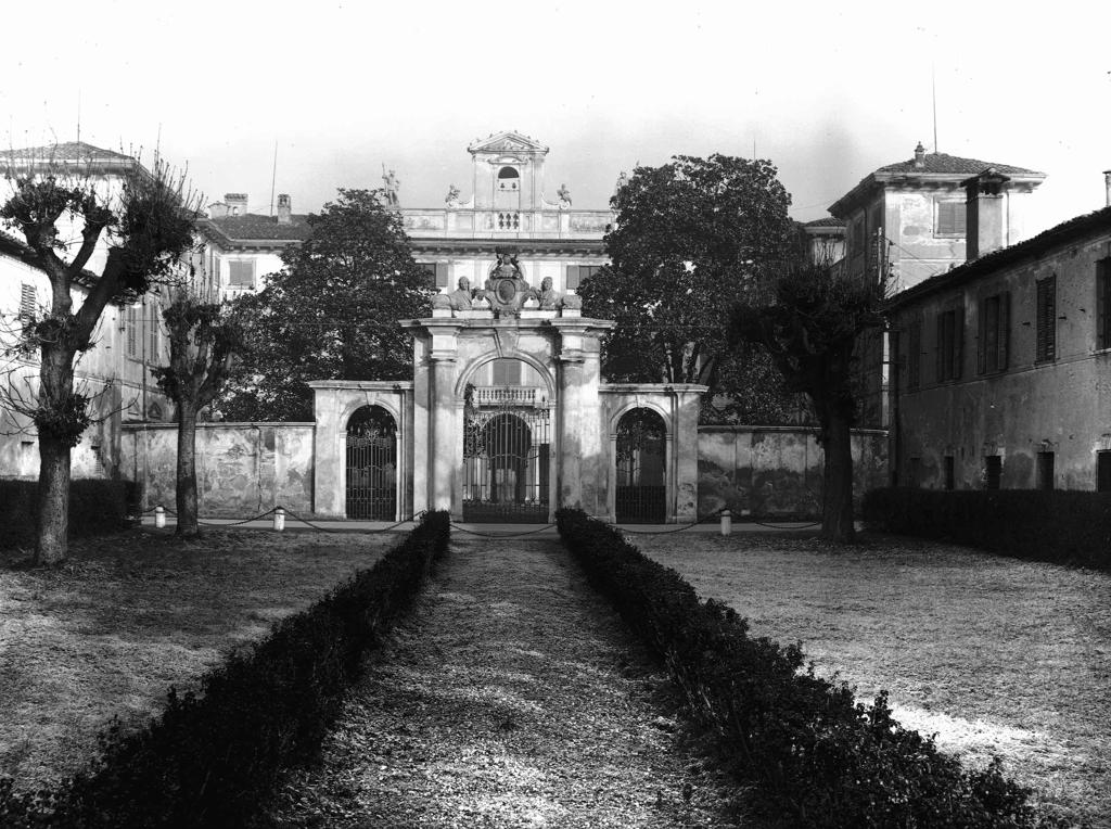 Ingresso Alla Villa · Historify
