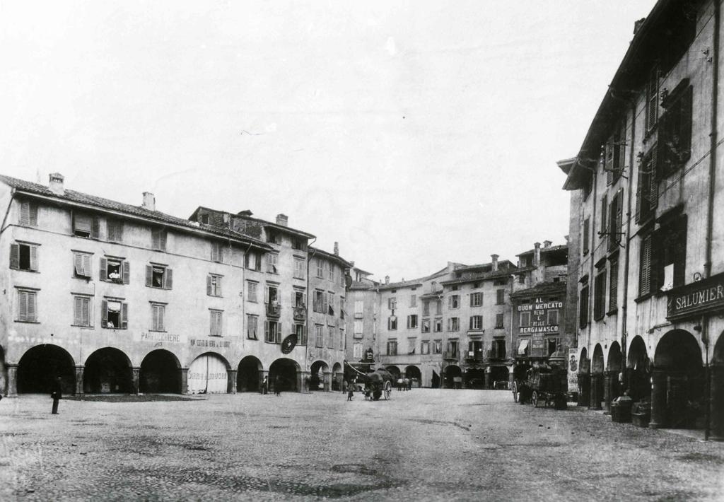 Piazza Pontida · Historify