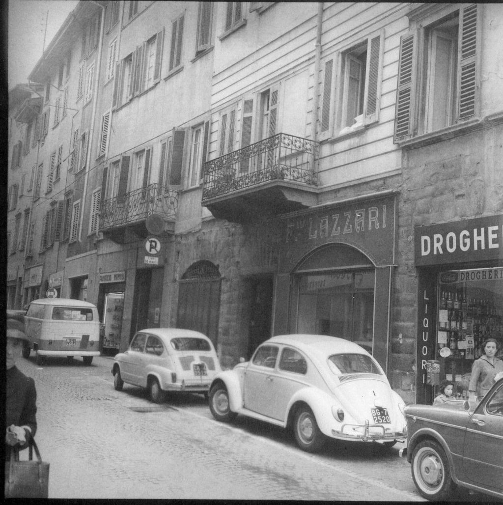 Negozi in Via S. Alessandro · Historify