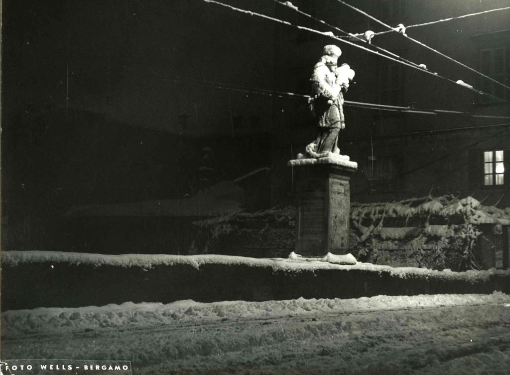 Statua Innevata · Historify
