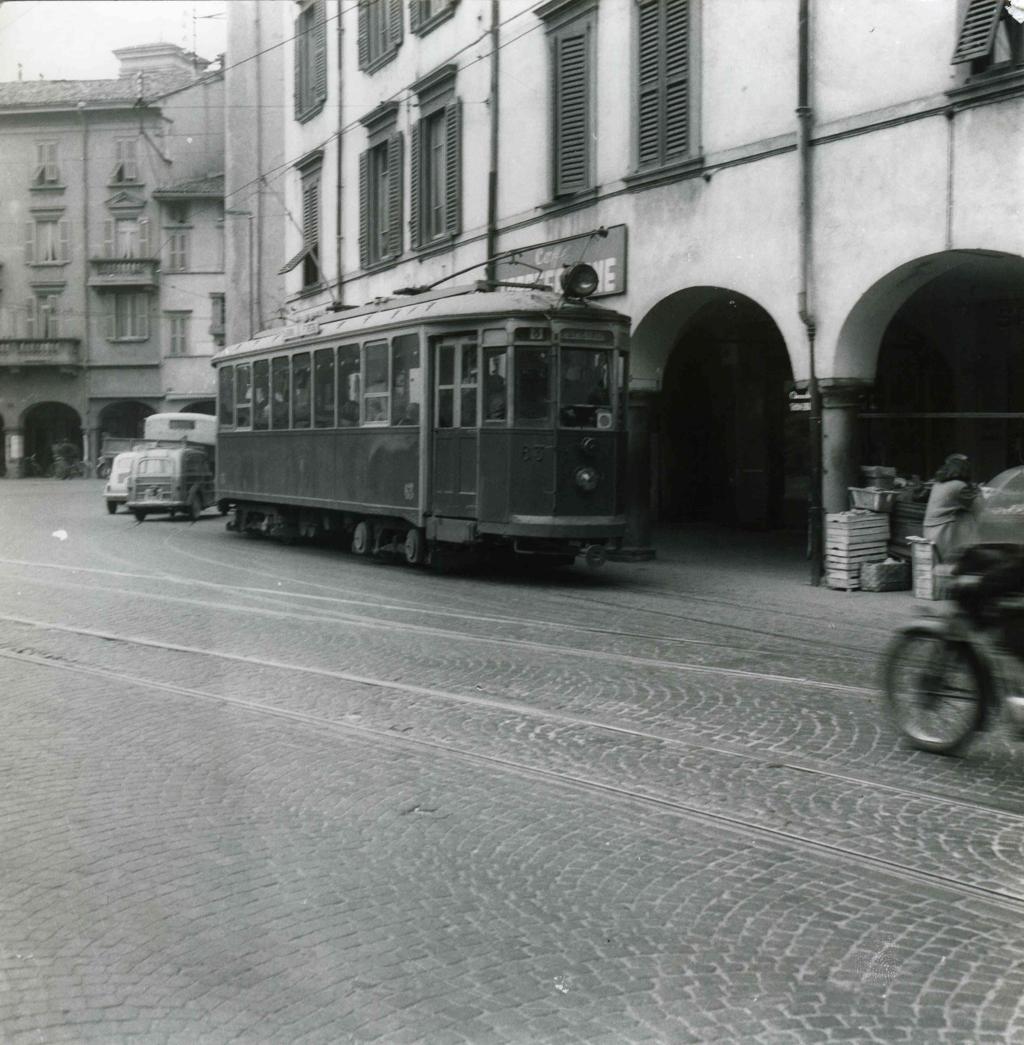 Vecchio Tram In Piazza Pontida · Historify