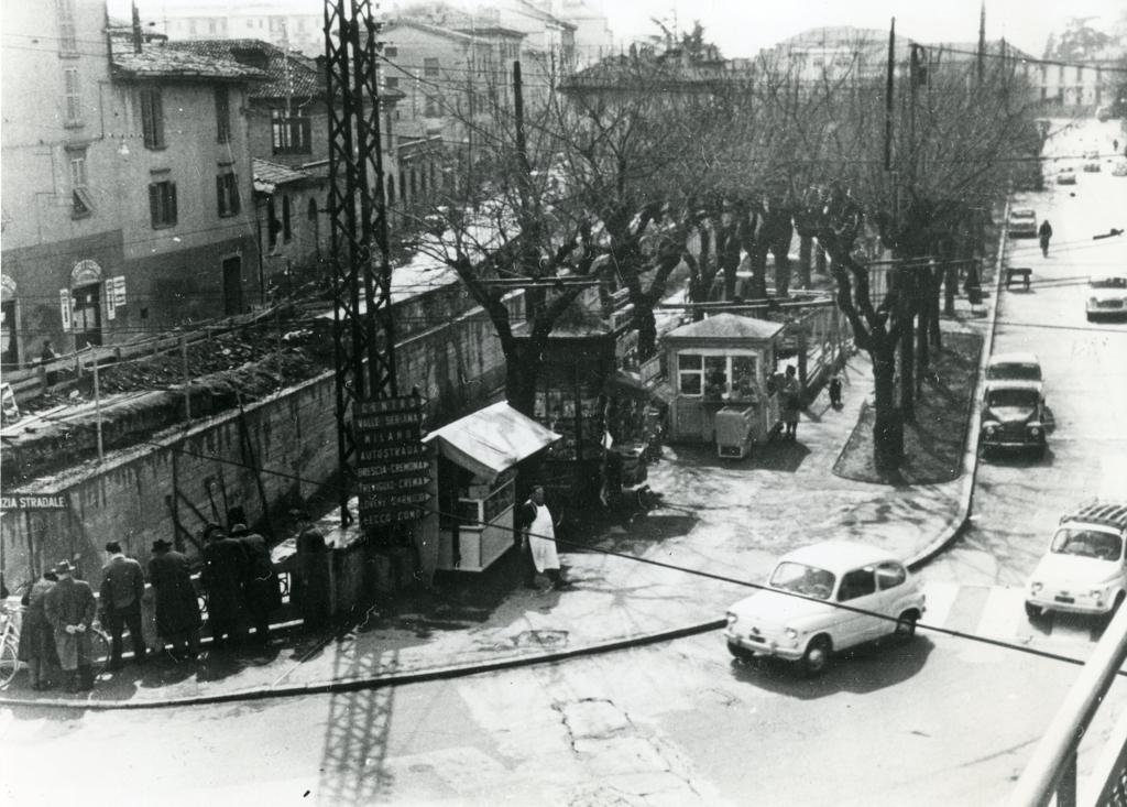 Osservando i lavori in Piazzale Oberdan · Historify