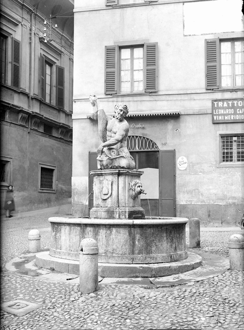 Fontana Del Delfino · Historify