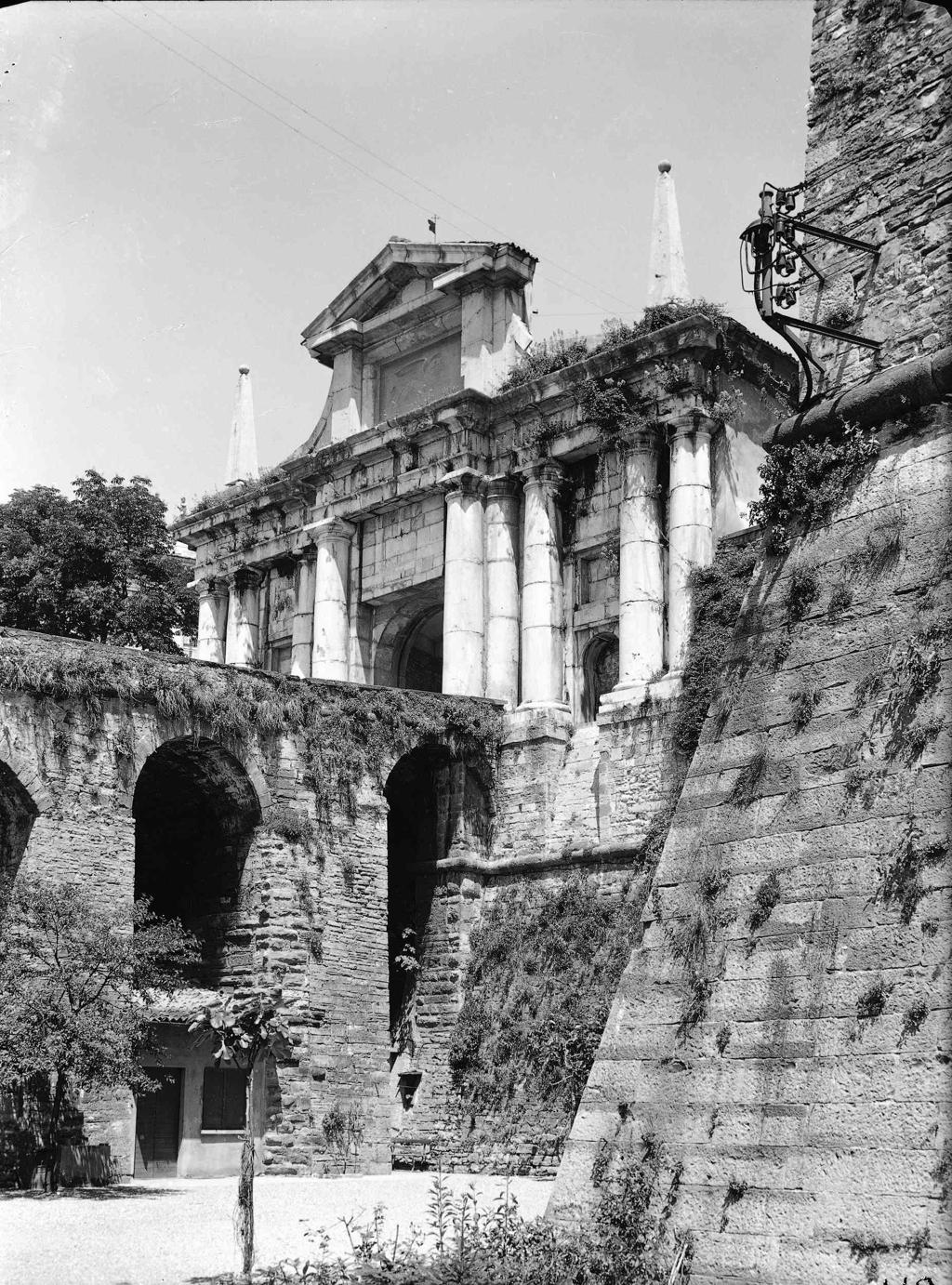 Porta San Giacomo · Historify