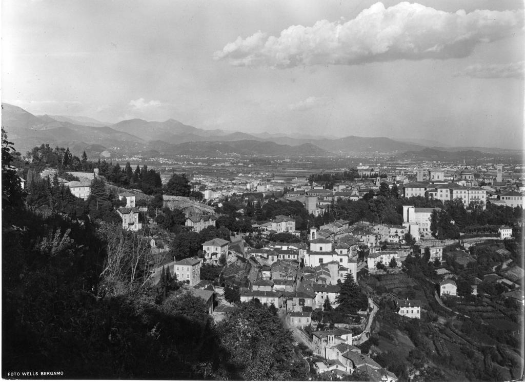 Uno sguardo da San Vigilio · Historify