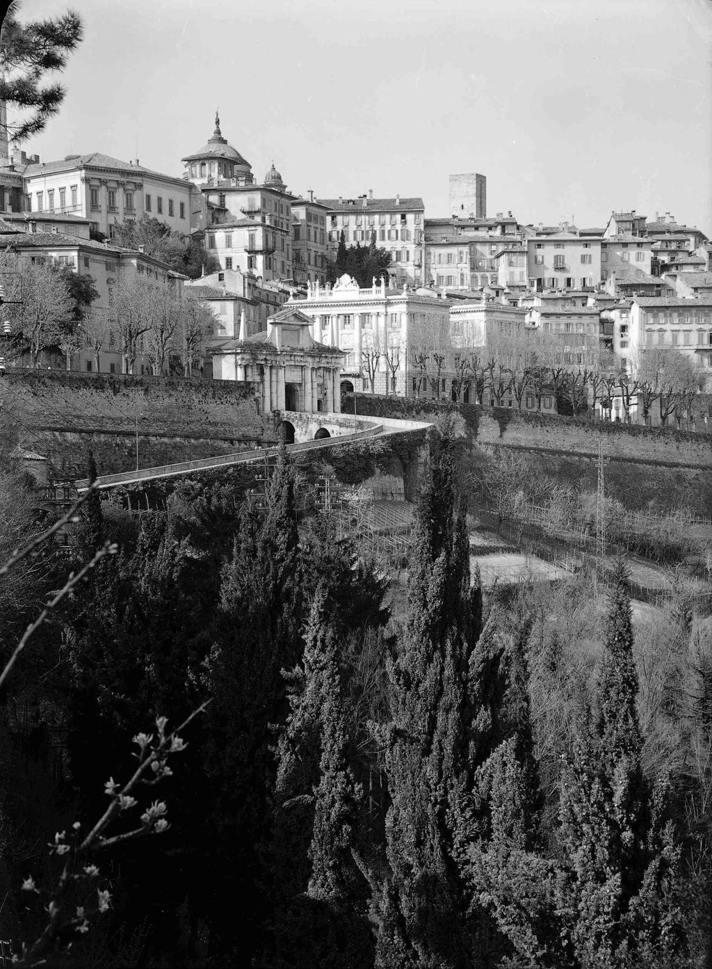 Porta San Giacomo In Lontananza · Historify