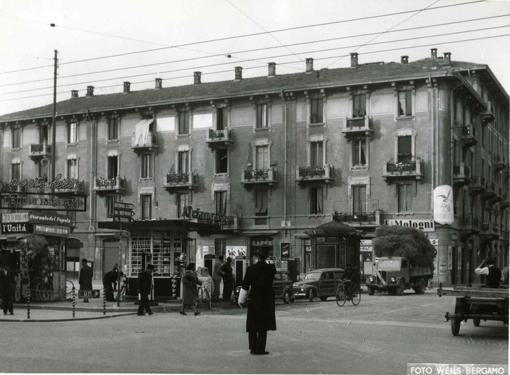 Gente In Piazza Sant’Anna · Historify