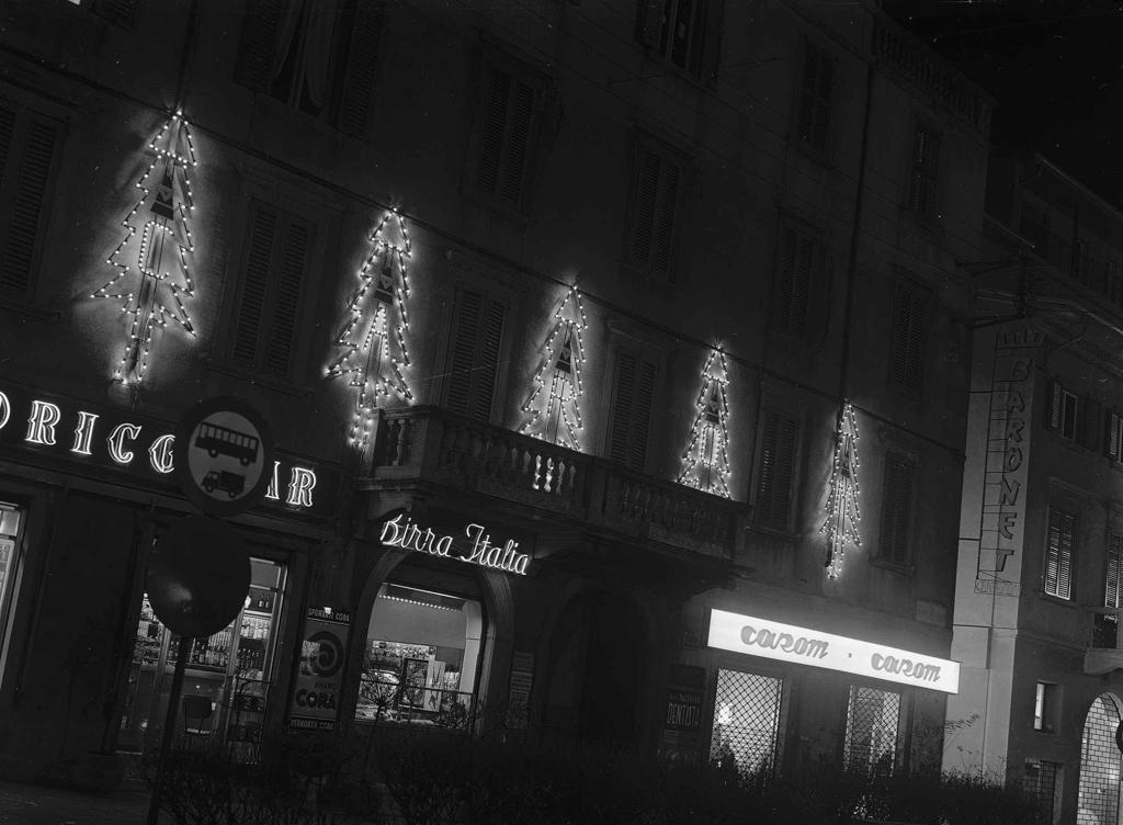 Esterno “Birra Italia” E “Carom” - Luci Di Natale · Historify