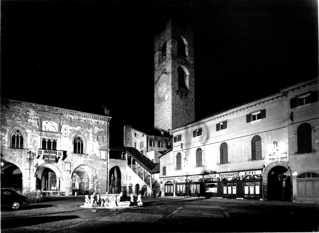 Piazza Vecchia in notturna · Historify