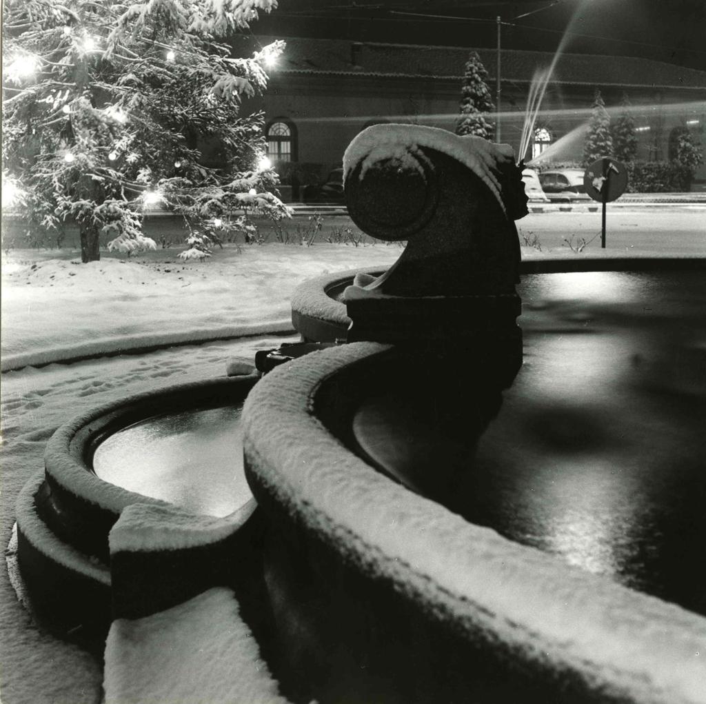 Fontana Innevata, Piazzale Stazione Ferroviaria Di Bergamo · Historify