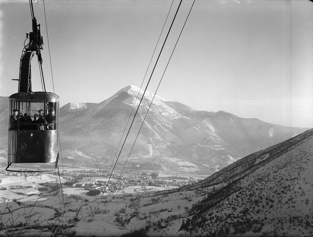 Cabina Della Cabinovia E Valle Sullo Sfondo · Historify