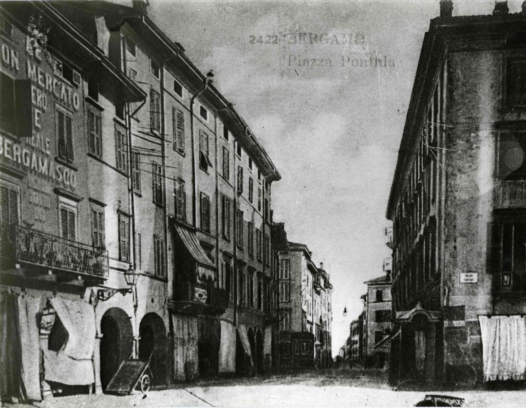 Piazza Pontida · Historify