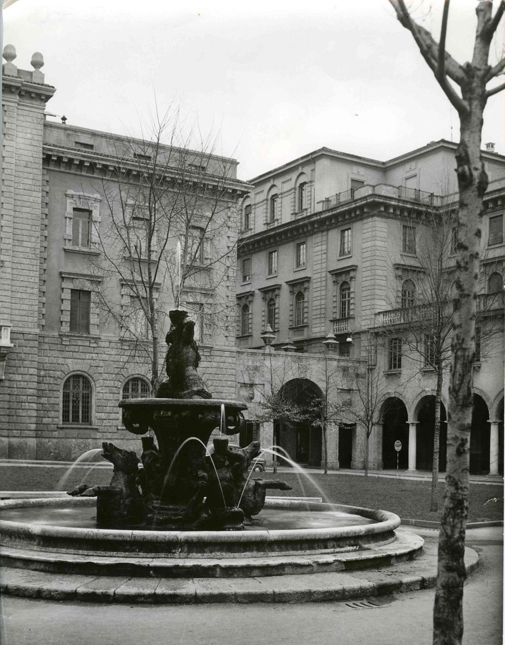 Fontana Di Piazza Dante Alighieri · Historify