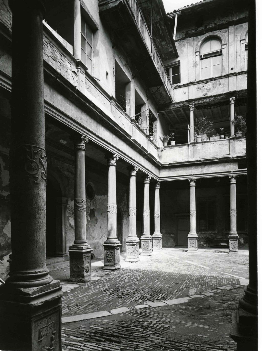 Cortile In Via Pignolo · Historify