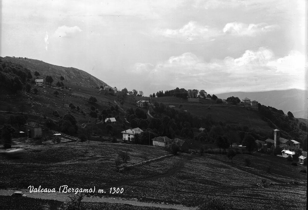Cartolina di Valcava Mt. 1300 · Historify