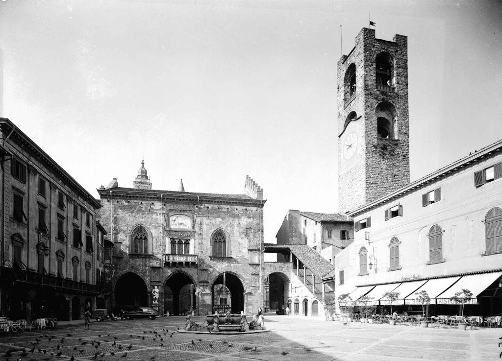 Piazza Vecchia · Historify