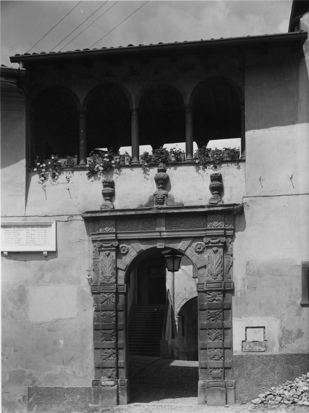 Portone del palazzo comunale a Clusone · Historify
