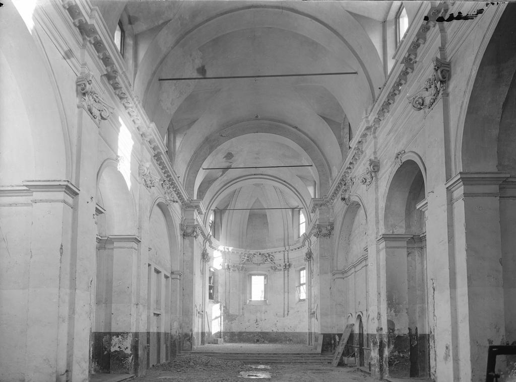 Navata di chiesa · Historify