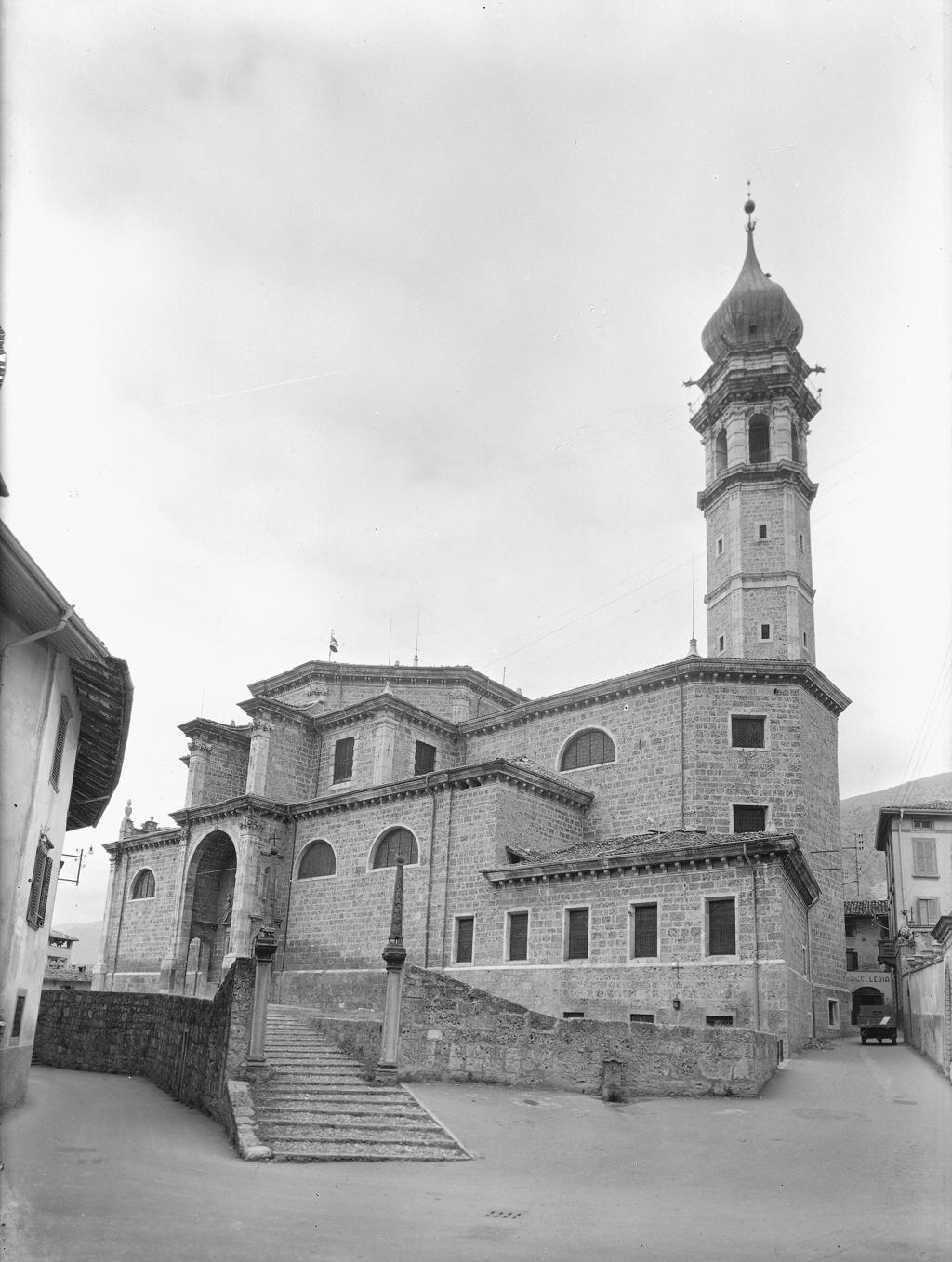 Chiesa Con Scalinata · Historify