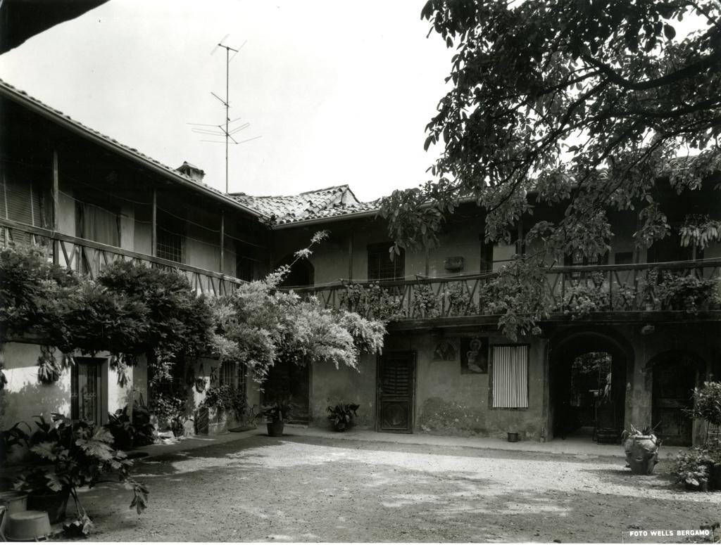 Cortile di abitazione · Historify