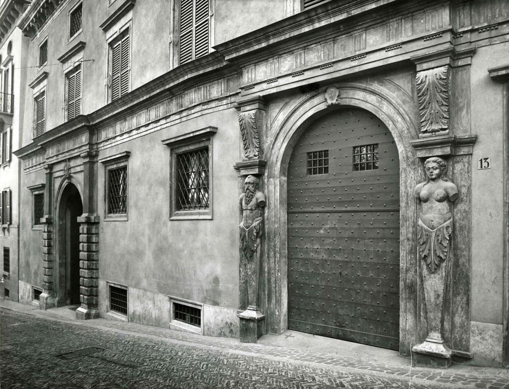 Portone in Via Porta Dipinta · Historify