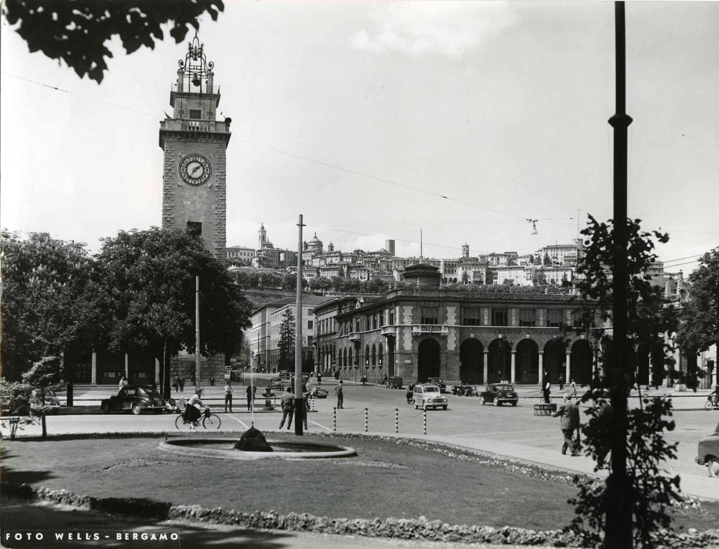 Vista Su Piazza Vittorio Veneto E Torre Dei Caduti · Historify
