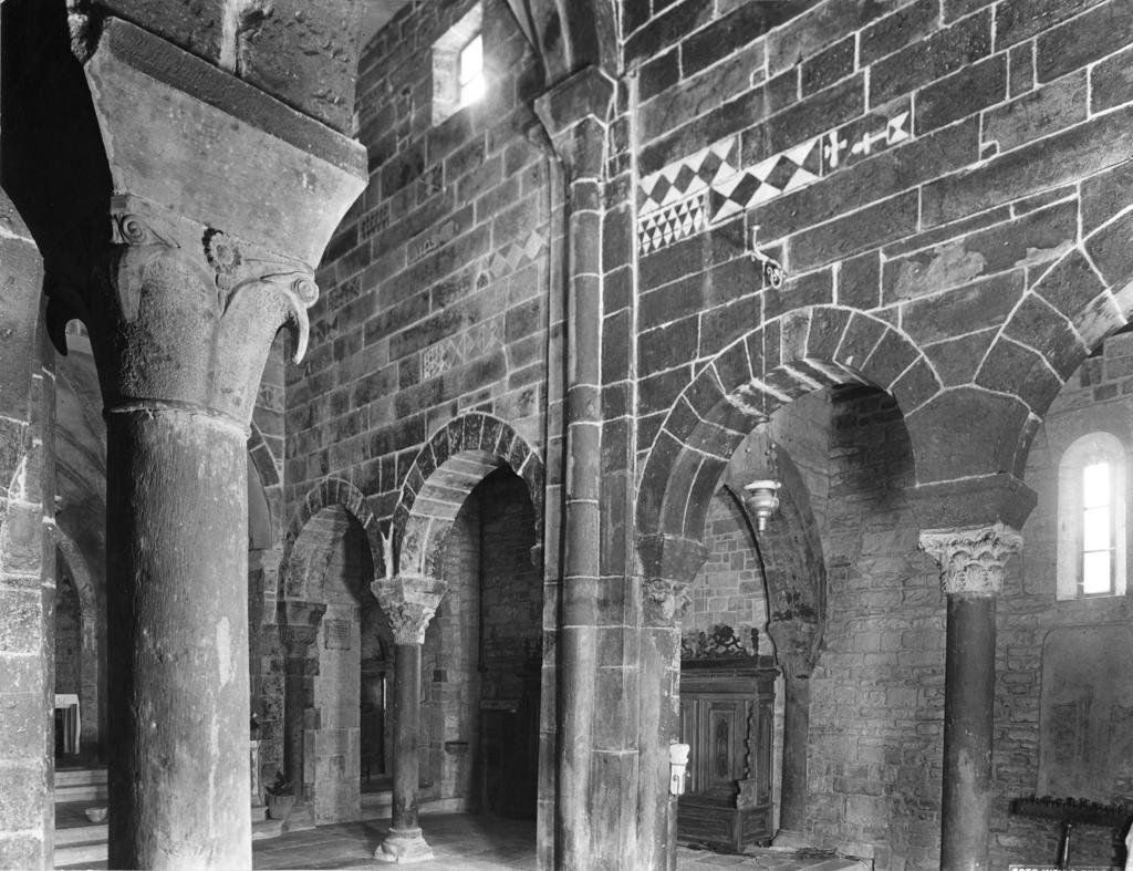 Interno dell'abbazia di Sant'Egidio · Historify