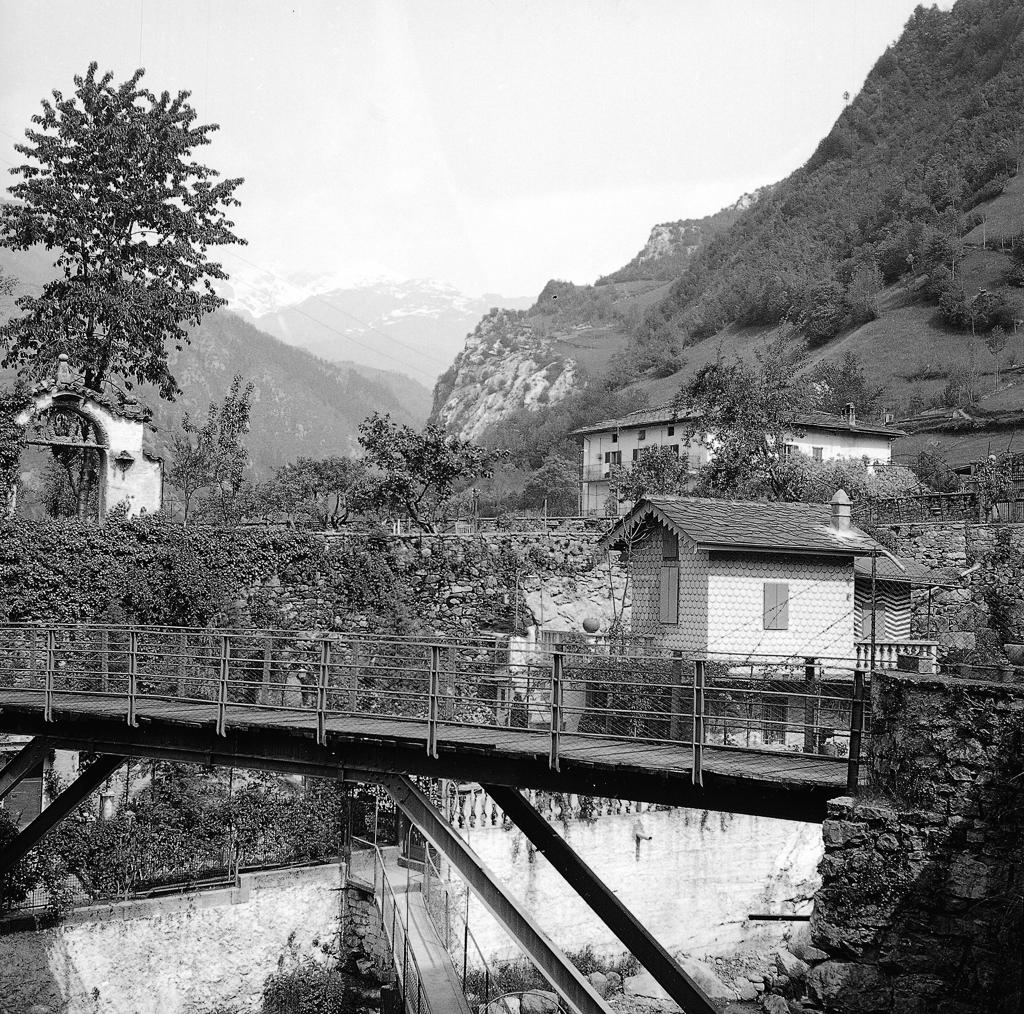 Ponte In Primo Piano, Case Sullo Sfondo · Historify